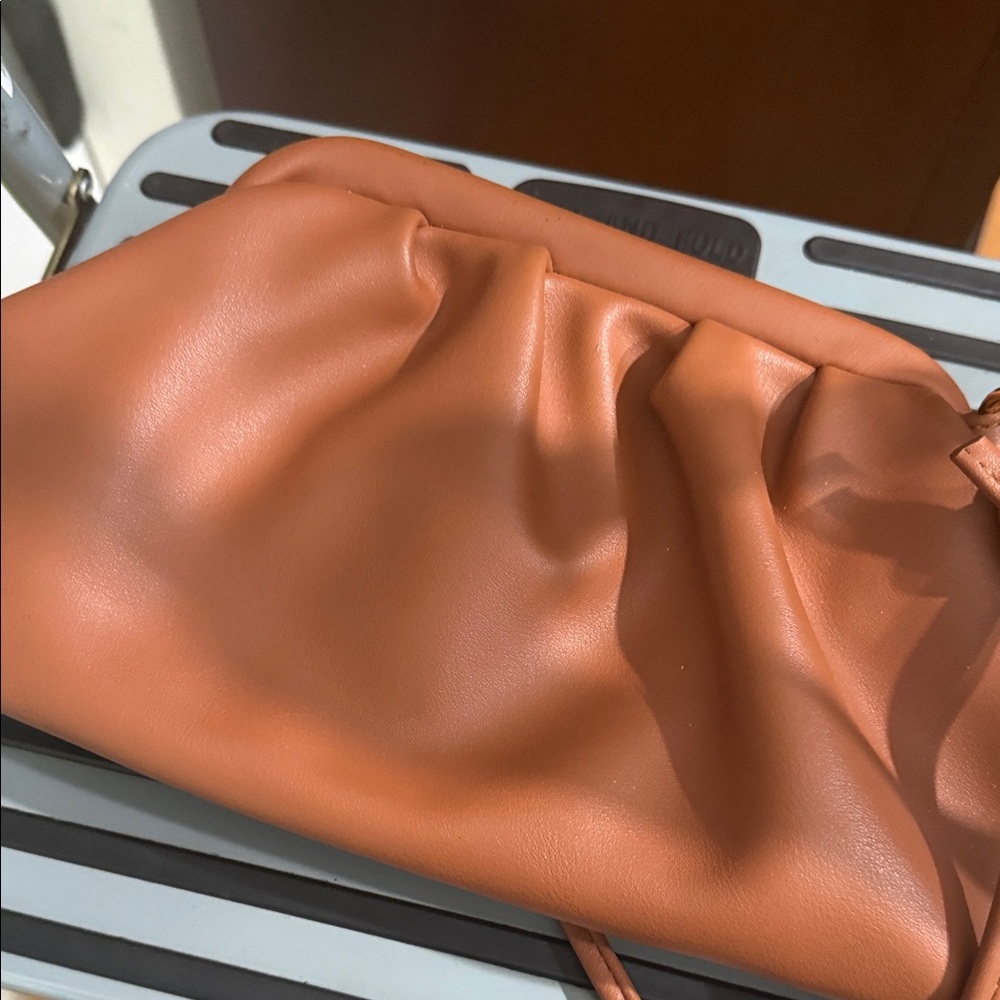 Women's Gathered Leather Crossbody Bag - Cognac